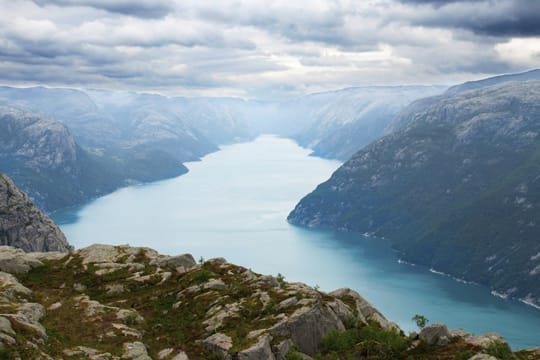 Bei Kreuzfahrten entlang der norwegischen Küste folgt eine atemberaubende Aussicht auf die nächste.