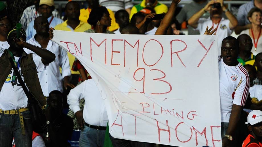 Qualifikation zur WM 1994: Auf dem Weg zum Qualifikationsspiel gegen den Senegal stirbt die gesamte sambische Nationalmannschaft am 27. April 1993 bei einem Flugzeugabsturz. Fans erinnern bei Spielen regelmäßig an die 30 Opfer.