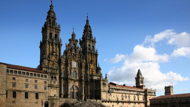 Am Ende ihrer Reise erhalten Pilger in der Kathedrale von Compostela eine Urkunde