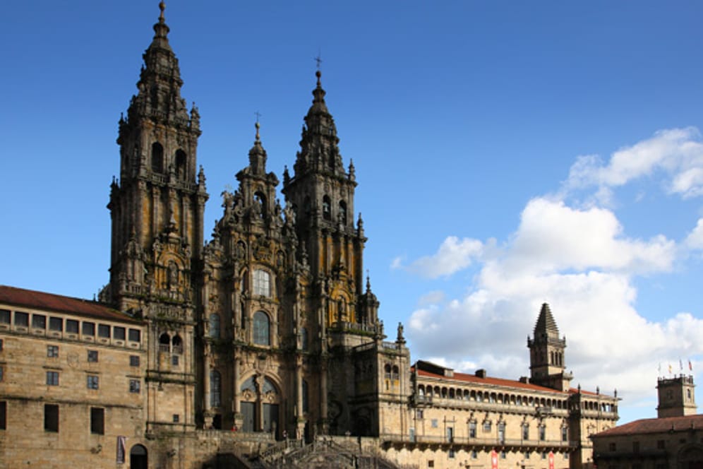Am Ende ihrer Reise erhalten Pilger in der Kathedrale von Compostela eine Urkunde