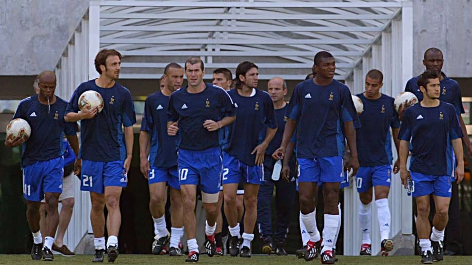 WM 2002: Die französische Nationalmannschaft stellt bei der Weltmeisterschaft in Japan und Südkorea einen traurigen Rekord auf: Sie schießt als amtierender Titelträger kein einziges Tor und muss als Letzter der Gruppe A direkt wieder nach Hause fahren.