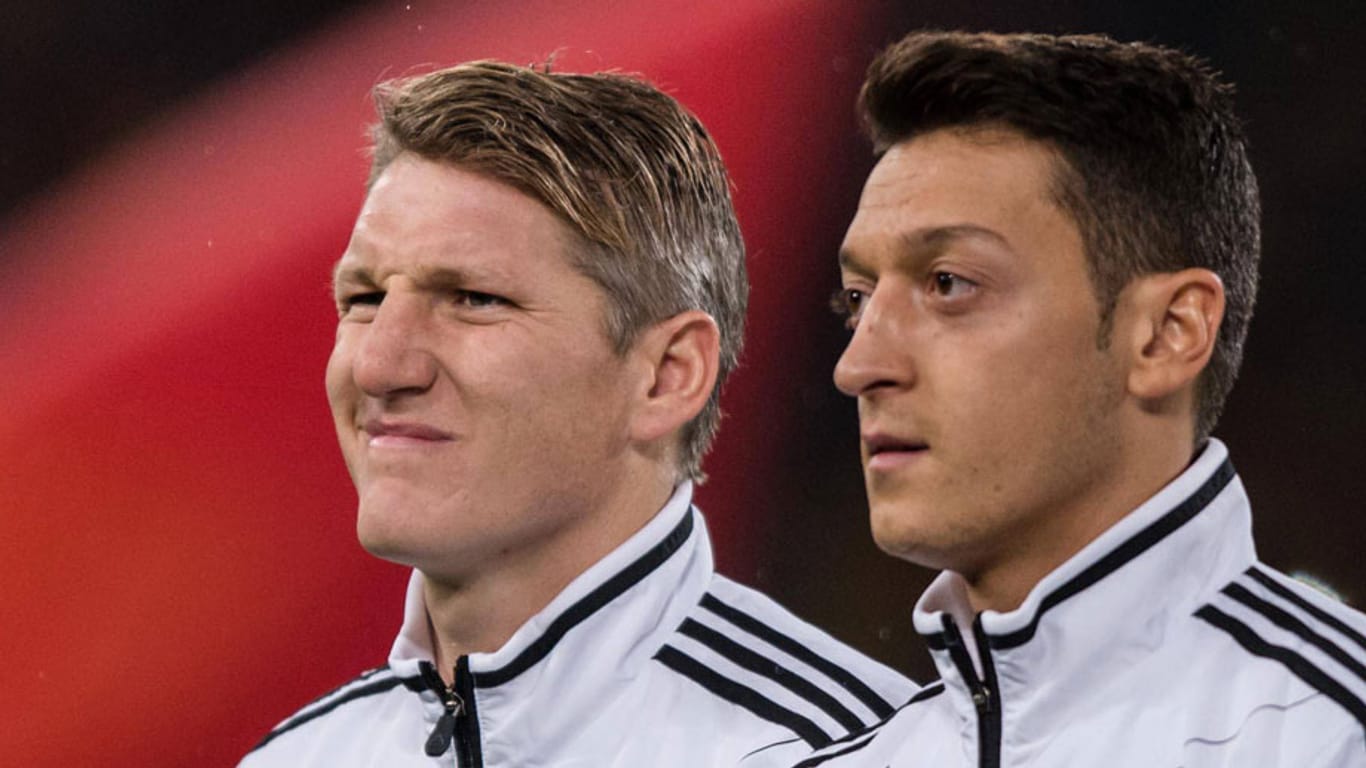 Bastian Schweinstiger (li.) gilt intern als starker Mann. Mesut Özil (re.) muss dagegen an seiner Körperhaltung arbeiten.