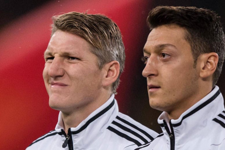 Bastian Schweinstiger (li.) gilt intern als starker Mann. Mesut Özil (re.) muss dagegen an seiner Körperhaltung arbeiten.