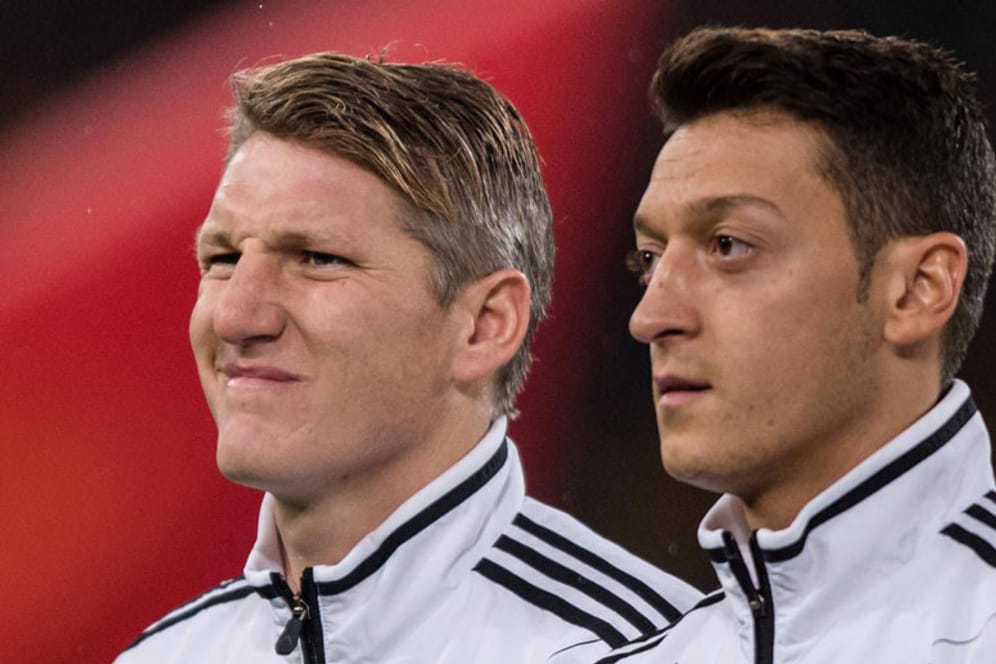 Bastian Schweinstiger (li.) gilt intern als starker Mann. Mesut Özil (re.) muss dagegen an seiner Körperhaltung arbeiten.