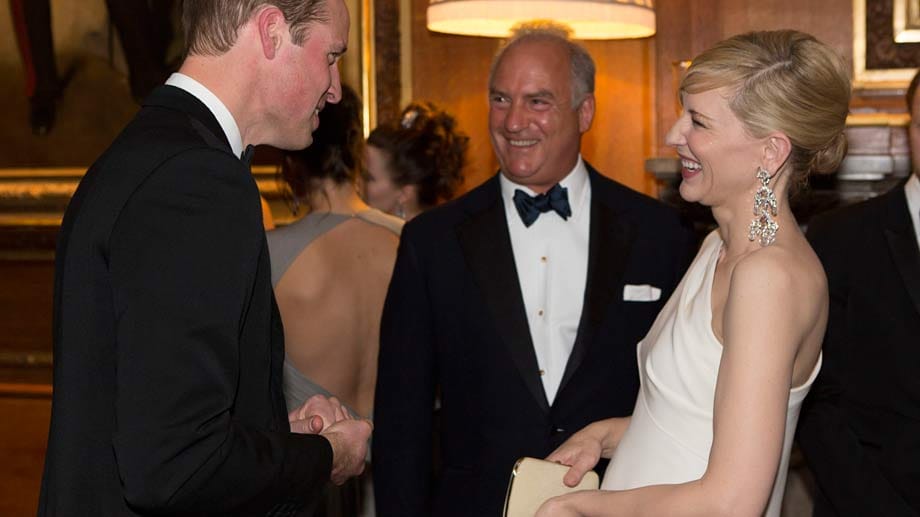 Bei der Charity-Gala zugunsten des Royal Marsden Hospitals in Schloss Windsor gab es anscheinend viel zu lachen: Prinz William (li.) und Hollywood-Star Cate Blanchett (re.) unterhalten sich prächtig.
