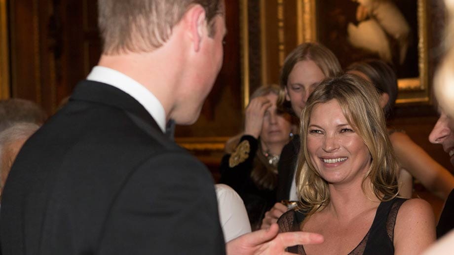 Kate Moss war offenbar sehr "amused": Prinz William im Gespräch mit dem britischen Topmodel.