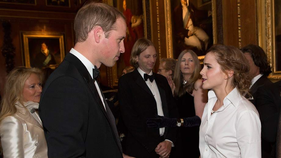 Was wohl William von Emma Watsons Outfit denkt? Immerhin ist der Prinz von seiner Gattin Kate schöne Roben gewohnt.