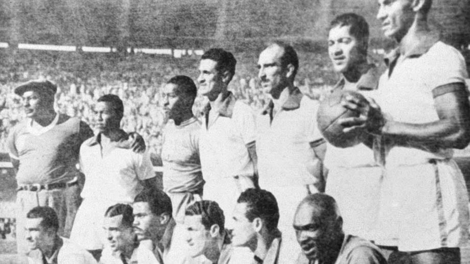 WM 1950: Dramatische Szenen spielen sich ab, als Brasilien im entscheiden Spiel der Finalrunde 1:2 gegen Uruguay verliert und damit den Titel knapp verpasst. Der Sieg Uruguays wird überschattet von der Enttäuschung des Gastgebers und besonders seiner Fans. Vier Menschen sterben an diesem Tag im Stadion. Drei erleiden einen Herzschlag, ein Vierter begeht Selbstmord, indem er sich von der Tribüne stürzt.