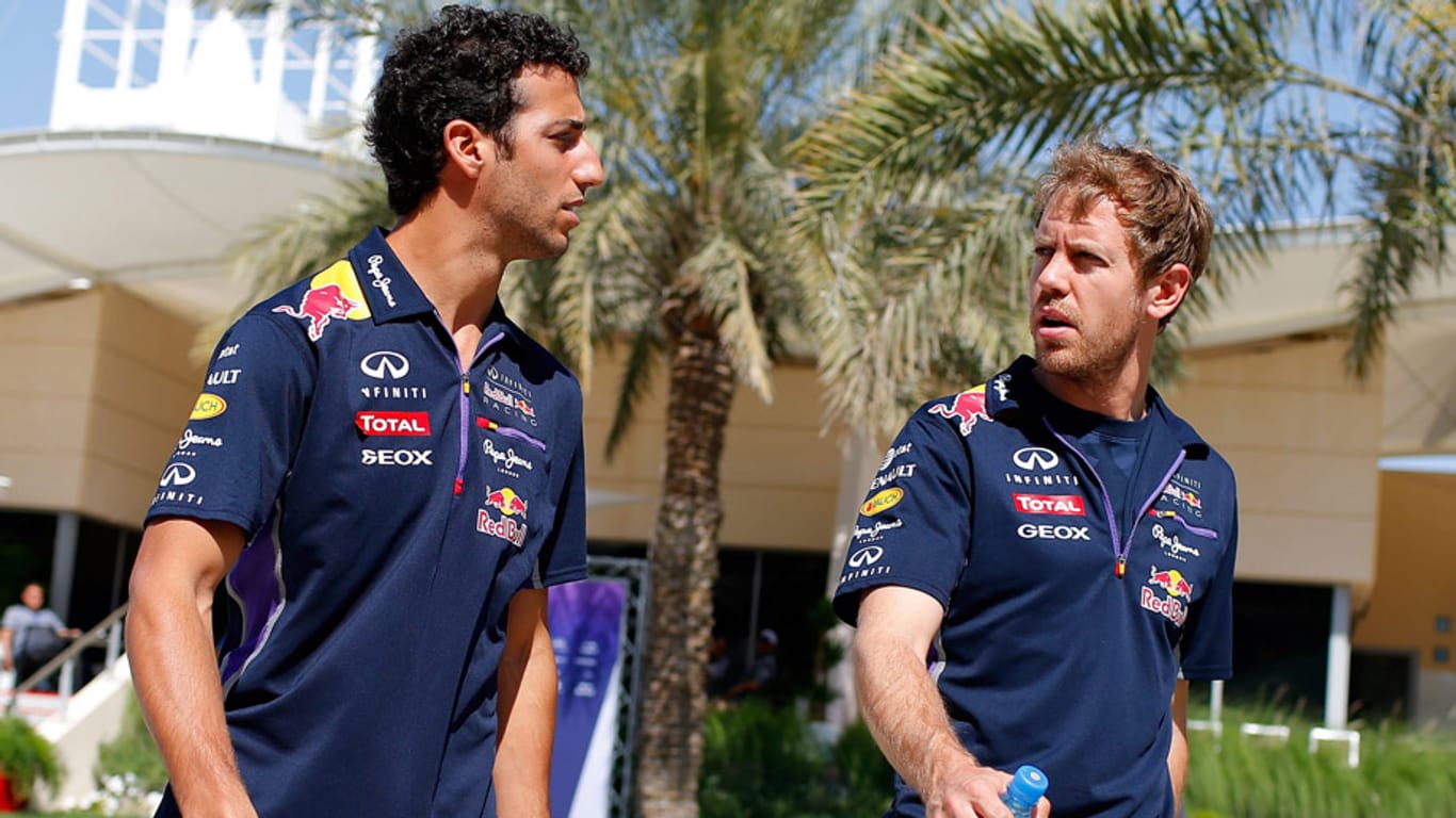 Kritische Blicke: Die starken Leistungen von Daniel Ricciardo (li.) schmecken Sebastian Vettel nicht.