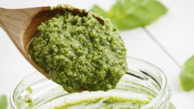 Aus Zitronenmelisse lässt sich ein leckeres Pesto zaubern.