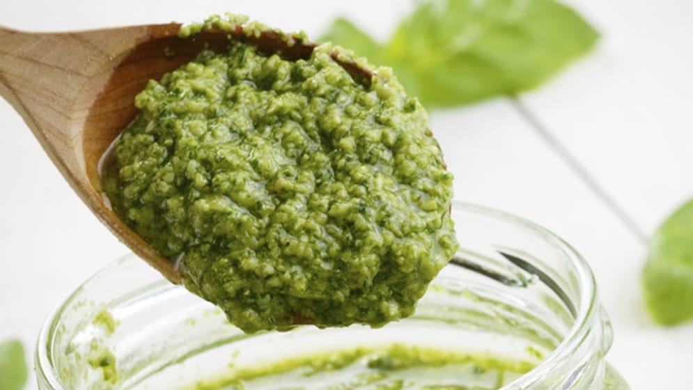 Zitronenmelisse als Pesto zubereiten