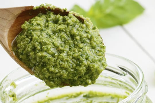 Aus Zitronenmelisse lässt sich ein leckeres Pesto zaubern.