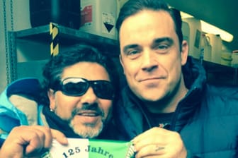 "Die Hand Gottes trifft Gott" - Robbie Williams mit dem falschen Maradona.