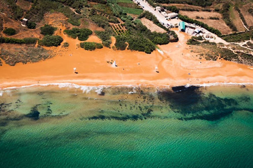 Einen Sandstrand im Norden der Insel Gozo bietet die Bucht Ramla Bay.