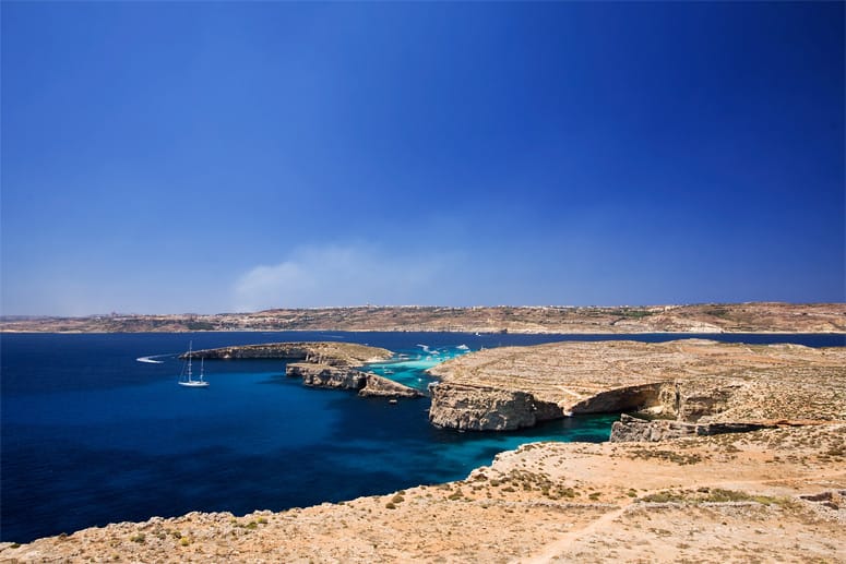 Das erste Fotomotiv für Touristen, die mit der Fähren anreisen, ist Comino. Die winzige, nur von einer Handvoll Menschen bewohnte Insel, gehört ebenfalls zu dem Archipel, der den kleinen Staat Malta bildet.