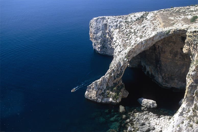 Der Blick auf die Blaue Grotte ist sowohl aus der Vogelperspektive als auch aus einem Boot heraus beeindruckend.