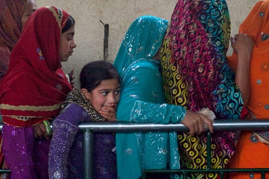 In Pakistan verbieten Religion und Kultur Sexualkundeunterricht - die Jugend leidet darunter.