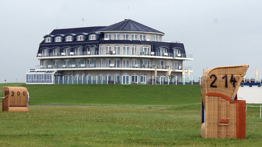 Das "Upstalsboom Hotel Deichgraf" ist das einzige Haus an der Nordseeküste mit direkter Lage auf der Deichkrone, das einen grandiosen Panoramablick auf das Niedersächsische Wattenmeer bietet.