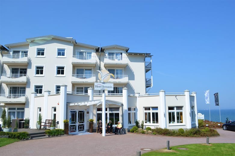 Das hoch über der Ostsee gelegene "Hotel Bernstein Rügen" im traditionsreichen Seebad Sellin verspricht entspanntes Strandleben und Seebadflair.