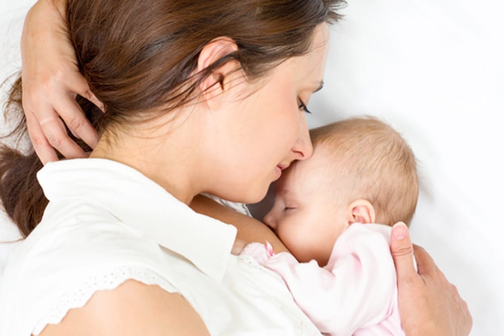 Beim Stillen passt sich die Menge und Zusammensetzung der Muttermilch sogar dem Geschlecht des Kindes an.