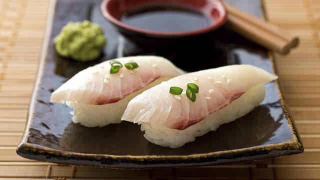 Für Nigiri-Sushi sollten Sie hochwertiges und sehr frisches Fischfilet verwenden