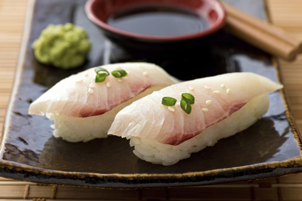 Für Nigiri-Sushi sollten Sie hochwertiges und sehr frisches Fischfilet verwenden