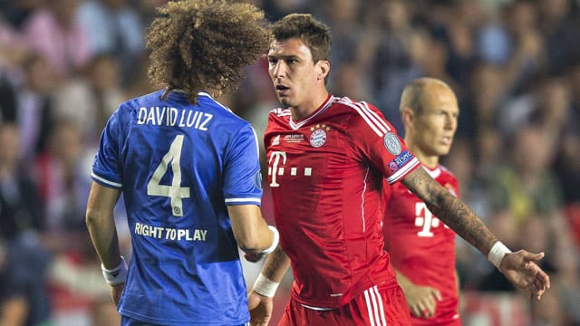 Chelseas David Luiz (li.) und Bayerns Mario Mandzukic geraten 2013 beim Supercup aneinander. Chelseas David Luiz (li.) und Bayerns Mario Mandzukic geraten 2013 beim Supercup aneinander.