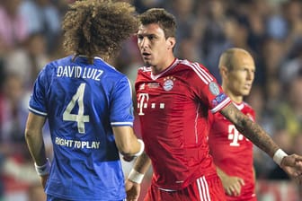 Chelseas David Luiz (li.) und Bayerns Mario Mandzukic geraten 2013 beim Supercup aneinander.