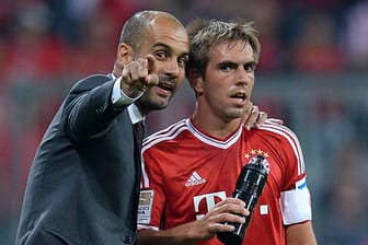 Philipp Lahm (re.) hat vor dem Pokalfinale des FC Bayern gegen Borussia Dortmund Trainer Pep Guardiola den Rücken gestärkt.