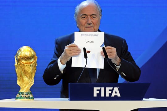 FIFA-Präsident Sepp Blatter präsentiert Katar als WM-Gastgeber im Jahr 2022.