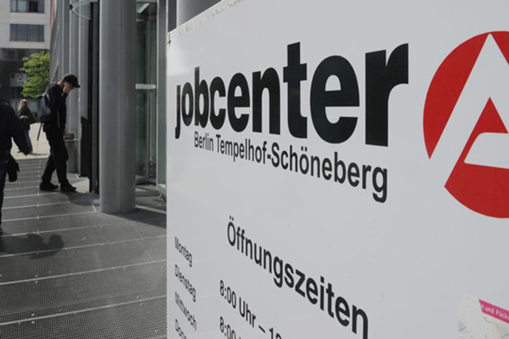 Jobcenter Berlin Tempelhof-Schöneberg (Symbolbild): Wer Hartz IV will, muss den Antrag beim Jobcenter abgeben. Zunächst reicht auch eine formlose Version.