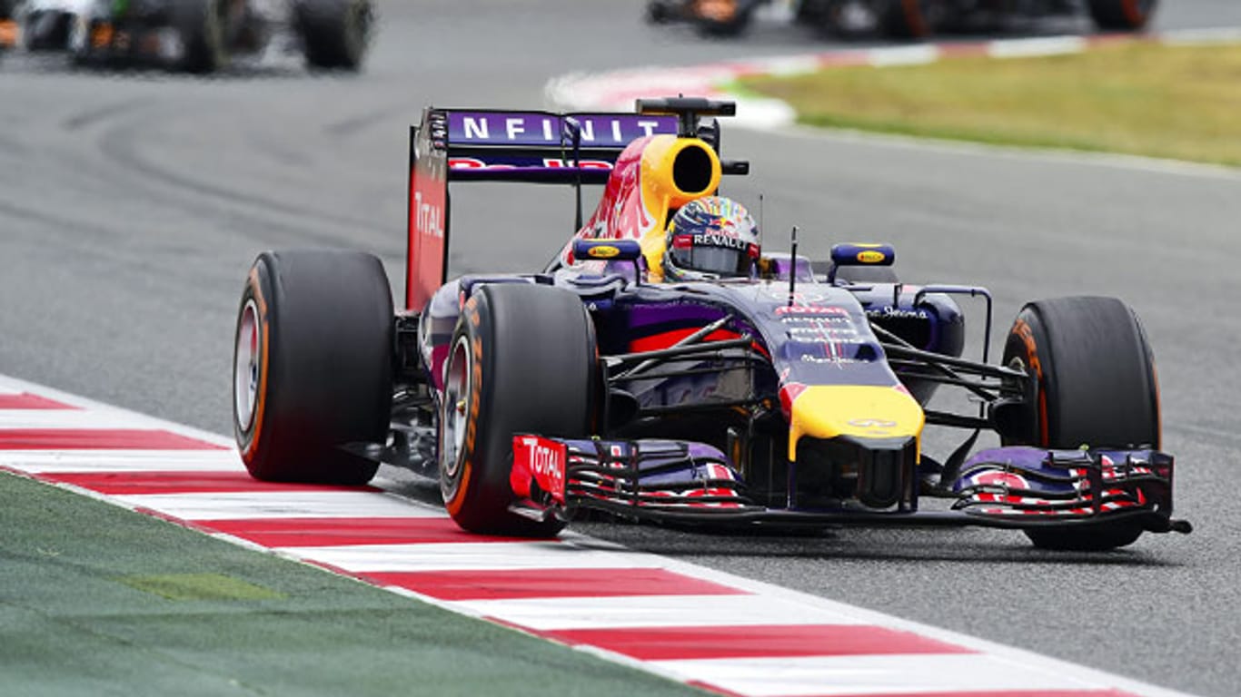 Sebastian Vettel mit dem alten Chassis beim Rennen in Barcelona. Schon raste er von Platz 15 auf vier.