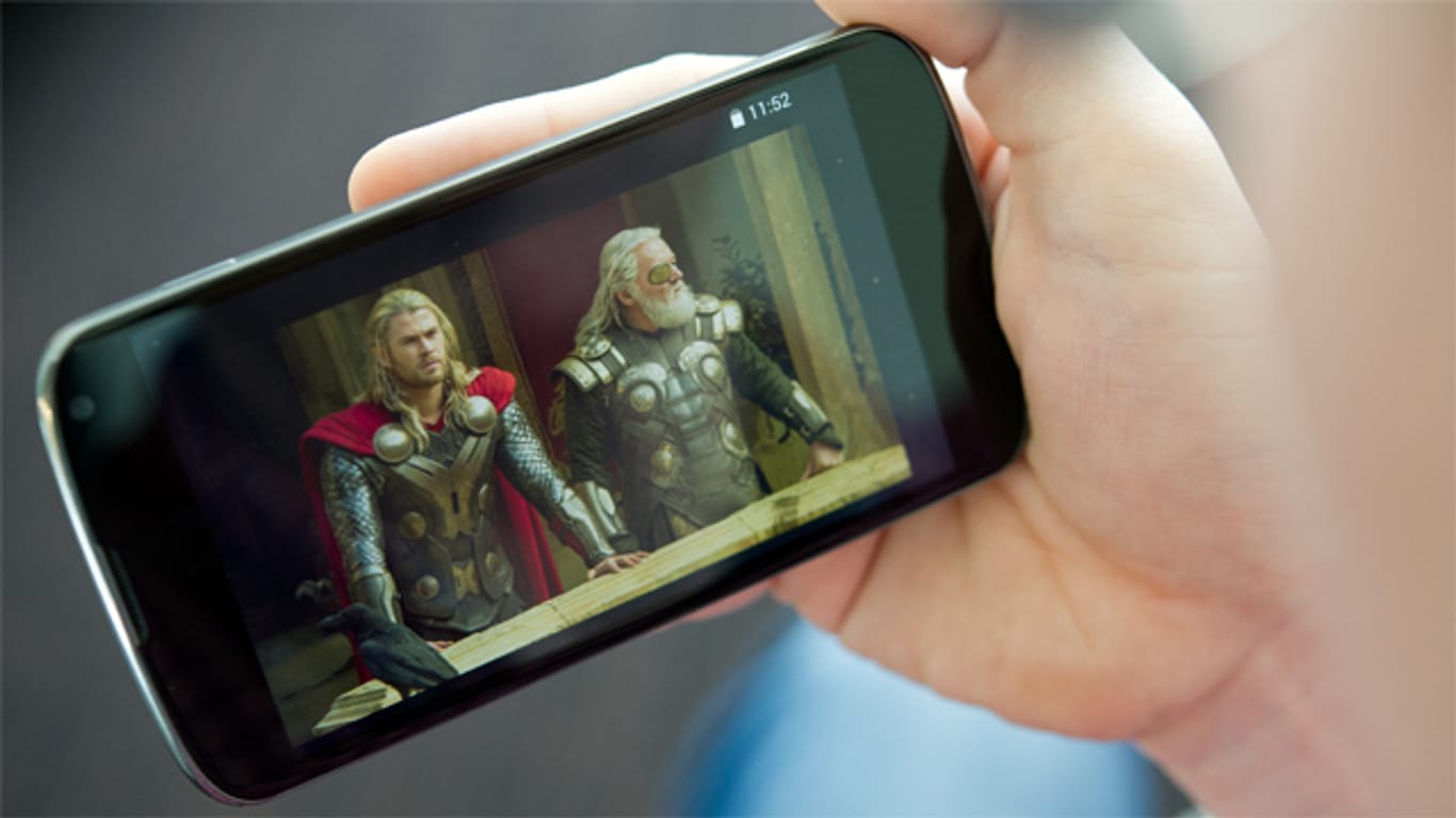 Smartphone-Nutzer, die sich aktuelle Kinofilme mit Hilfe von bestimmten Apps ansehen, droht eine Abmahnung wegen Urheberrechtsverletzung.