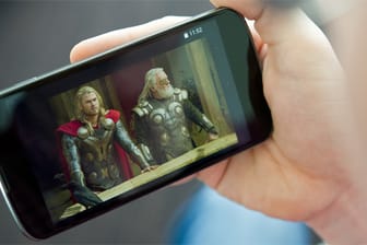 Smartphone-Nutzer, die sich aktuelle Kinofilme mit Hilfe von bestimmten Apps ansehen, droht eine Abmahnung wegen Urheberrechtsverletzung.