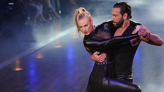 "Let's Dance": Larissa Marolt und Massimo Sinató als verruchtes Tango Paar in Lack und Leder.