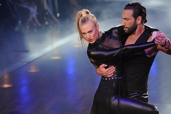 "Let's Dance": Larissa Marolt und Massimo Sinató als verruchtes Tango Paar in Lack und Leder.