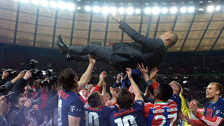 Nach dem Pokalsieg ließen die Bayern-Spieler Trainer Pep Guardiola hochleben.