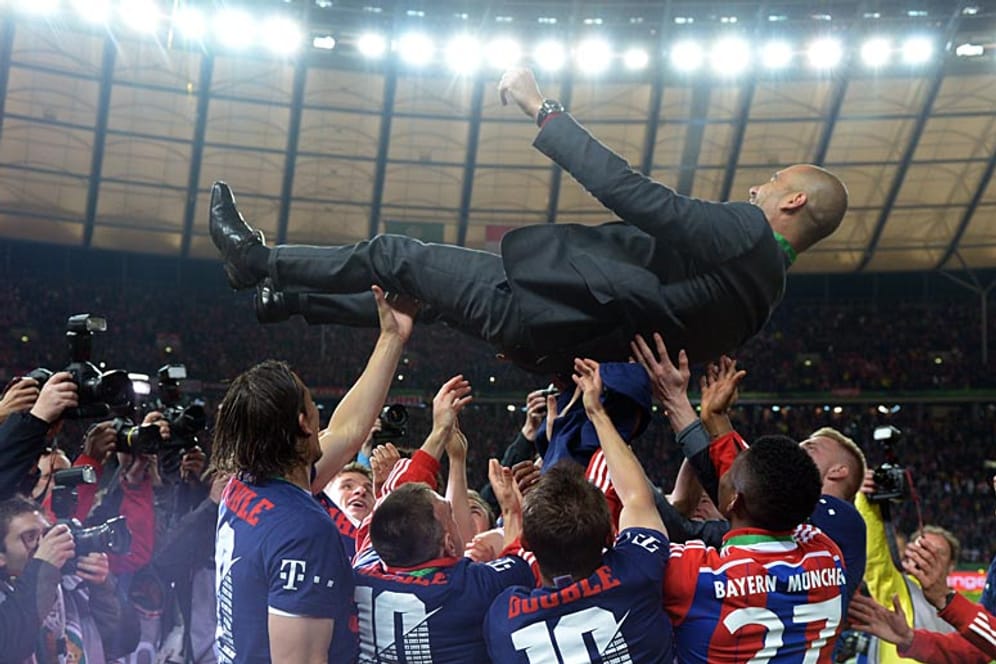 Nach dem Pokalsieg ließen die Bayern-Spieler Trainer Pep Guardiola hochleben.
