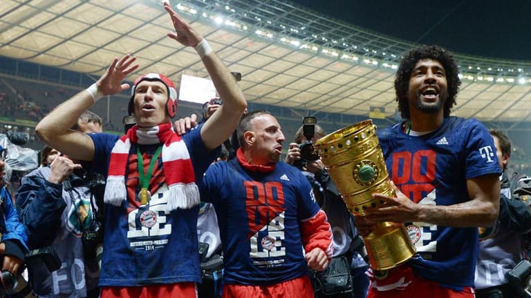 Ehrenrunde für den Sieger: Robben, Ribery und Dante präsentieren den Fans den Pokal.
