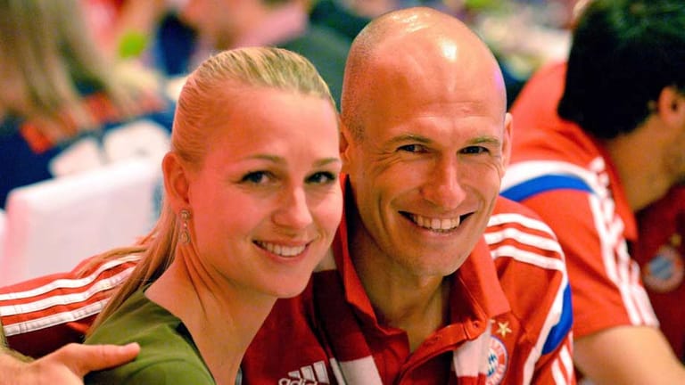 Arjen Robben, der Torschütze zum 1:0, und seine Frau Bernadien strahlen um die Wette.