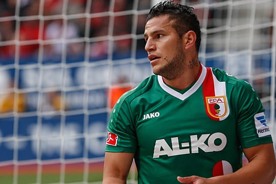 FCA-Stürmer Raul Bobadilla beim Ligaspiel gegen Hertha BSC.