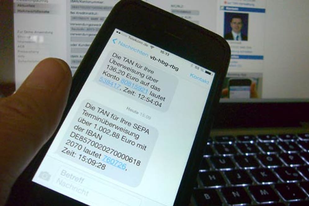 Banküberweisung per Mobiltelefon und SMS Tan.