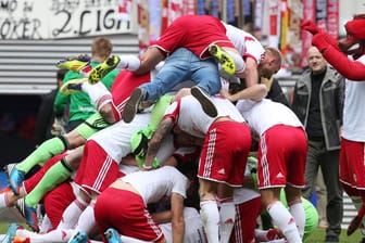 Spieler und Maskottchen jubeln: RB Leipzig marschiert im Profifußball weiter nach oben.