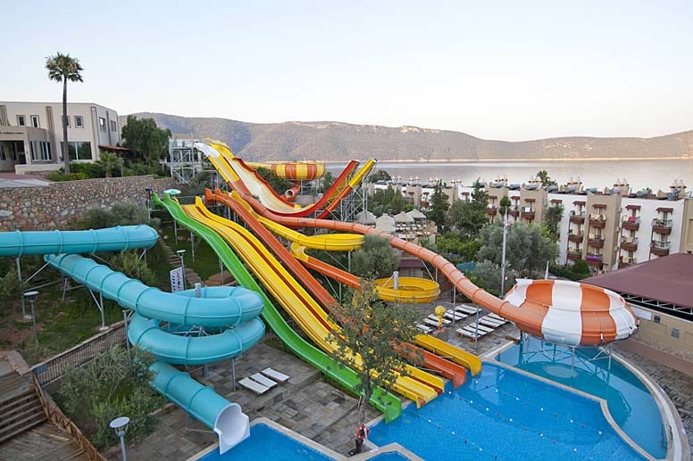 Ersan Resort & Spa Hotel (Bodrum, Türkei): Die Badegäste haben hier die Wahl zwischen neun verschiedenen Wasserrutschen und während der Rutschpartie bietet sich ihnen ein toller Blick aufs Meer und die grüne Ägäis.