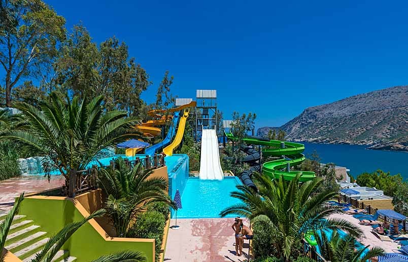 Hotel Fodele Beach (Kreta, Griechenland): Der hoteleigene Wasserpark vor der Kulisse des blauen Meeres von Kreta bietet eine Vielzahl verschiedener Wasserrutschen für Erwachsene und Kinder.