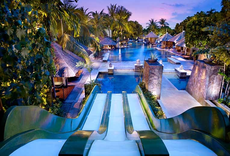 Hard Rock Hotel Bali (Kuta auf Bali, Indonesien): Die stylischen Wasserrutschen sind am Abend in warmes Licht getaucht und enden im größten Freiform-Pool von Bali.