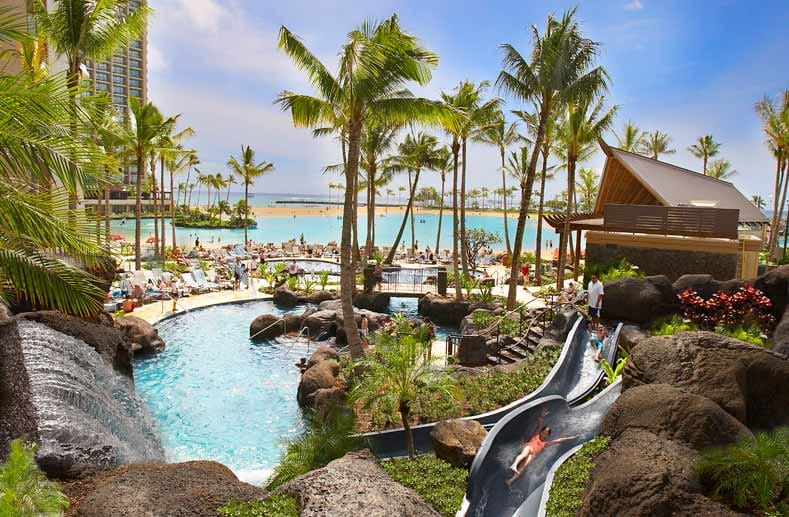 Hilton Hotel Hawaiian Village (Honolulu, USA): Wasserfälle, Whirlpools und die längste Wasserrutsche von Waikiki machen den Paradise-Pool bei den Gästen beliebt.