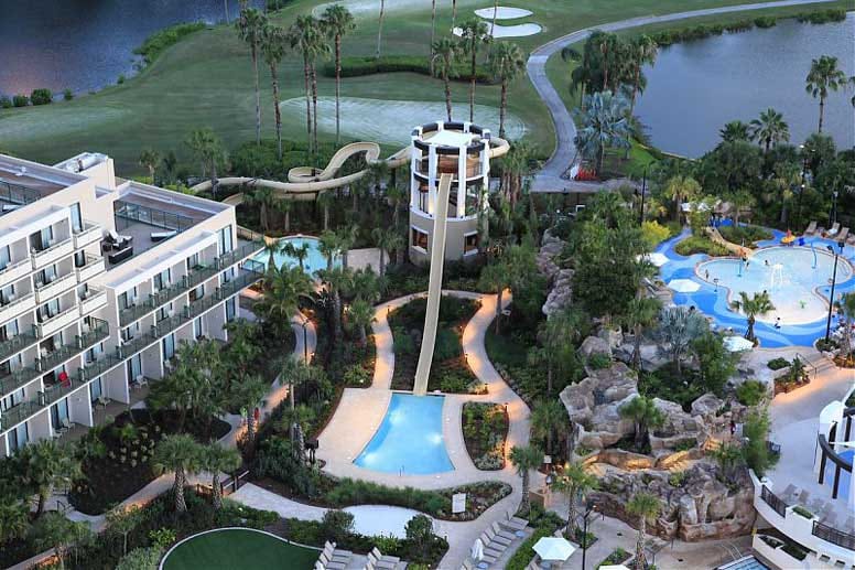 Hotel Orlando World Center Marriott (Florida, USA): Vom Rutschenturm gehen zwei gewundene 60-Meter-Wasserrutschen und eine rasante 27-Meter-High-Speed-Rutsche ab. Zudem bietet das Hotel seinen Gästen zehn Restaurants und Lounges, einen Turniergolfplatz und einen exklusiven Spa-Bereich.