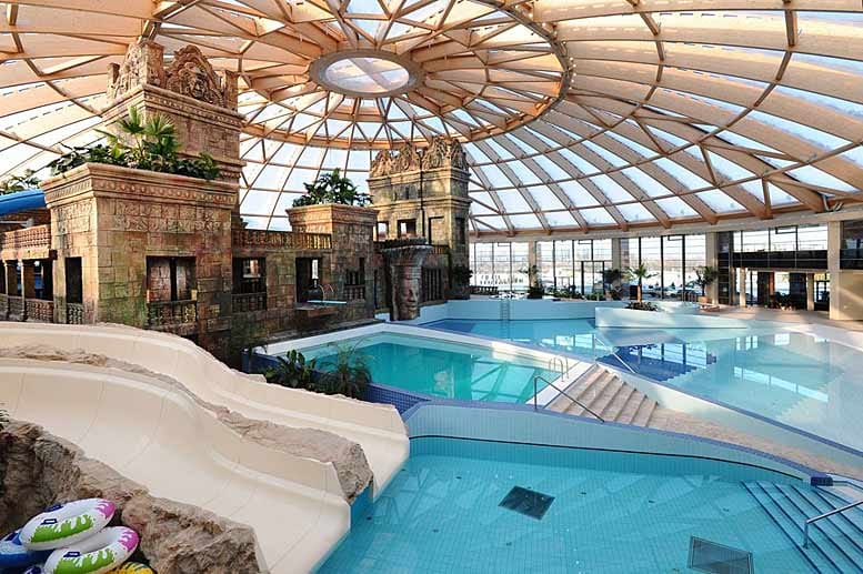 Hotel Ramada Resort Aquaworld Budapest (Budapest, Ungarn): Unter einer Glaskuppel mit 72 Metern Durchmesser befindet sich eine Nachbildung des kambodschanischen Angkor Wat Tempels inmitten von 21 Becken und elf Wasserrutschen.