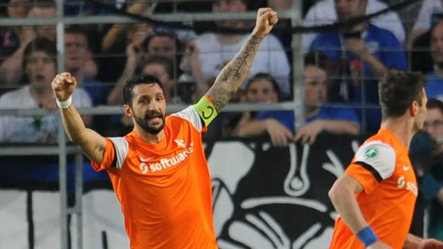 Kapitän Aytac Sulu (li.) schafft mit Darmstadt 98 den Aufstieg in die 2.Liga. Kapitän Aytac Sulu (li.) schafft mit Darmstadt 98 den Aufstieg in die 2.Liga.